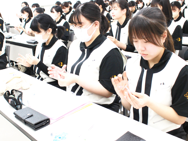 シザーの構造と綿棒作りを勉強！